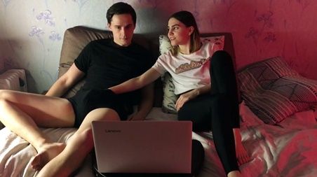 Попалась на шишку лучшего друга, который позвал смотреть кино