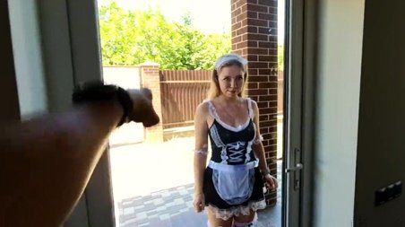 Горничная плохо отсосала хозяину, пришлось наказать, выгнав за дверь