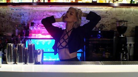 Сексуальная барменша сначала станцевала, а потом замутила сочный минет в мужском туалете