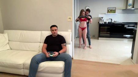 Трахнул жену друга, пока тот рубался в плейстейш в свои машинки