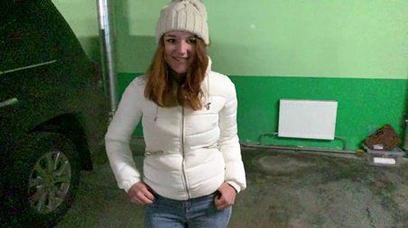 Показала свои сиськи и дала пощупать жопу за деньги