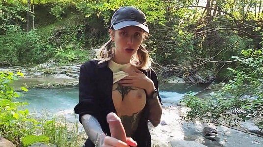 Подцепил подружку в лесу на природе, и развел на минет