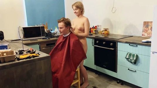 Вызвал мастера стрижки, и расплатился натурой