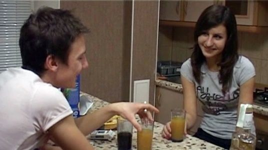 Пригласил соседку в гости пропустить пару стаканчиков коктейля «секс на пляже»