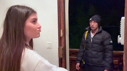 Пустила незнакомца переночевать, а потом пробралась к нему и соблазнила