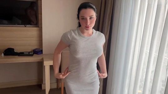 Жена покрутила попой и соблазнила мужа на секс