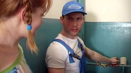 Соблазнила сантехника и расплатилась натурой