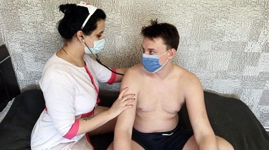 Опытная медсестра помогла спустить давление с члена