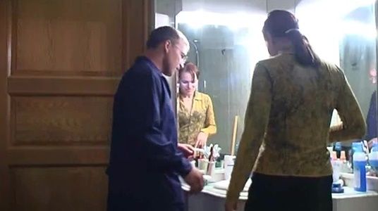 Сантехник отремонтировал трубу и занялся сексом в ванной