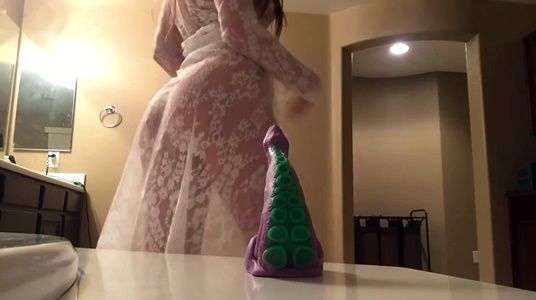 Невеста решила проработать дырочки подаренным дилдо