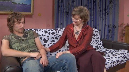 Тетя Таня решила научить племянника азам секса