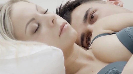 Нежно будит любимую и трахает в бритую киску