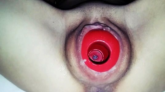 Большая пизда сочно поглотила секс игрушку