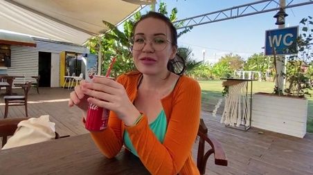 Мы только 10 минут назад познакомились на пляже, а она уже сосет мой член в номере отеля