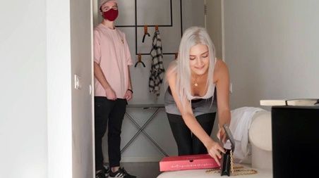 Русская шмара Eva Elfie трахнулась с доставщиком за еду