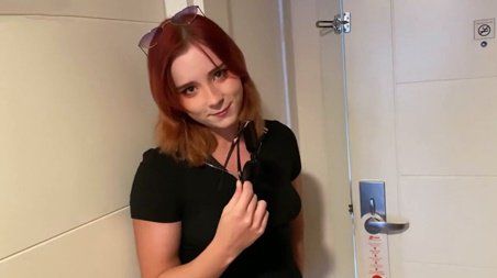 Соседка зашла вернуть парню очки, забытые у бассейна, а он возьми, да и трахни