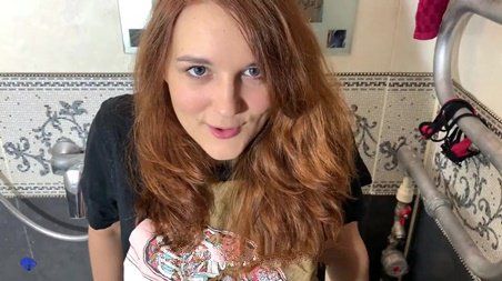 Сводный брат зашел в ванную к сестре и предложил потрахаться