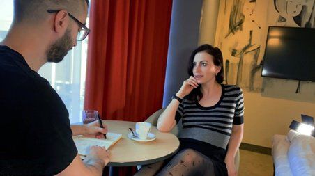 Шлюховатая подруга предложила другу позабавиться, пока её муж в командировке