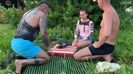 Игра в бутылочку на природе закончилась для девки горячим тройничком