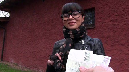 Иностранец показал девке деньги, и она согласилась снять трусики